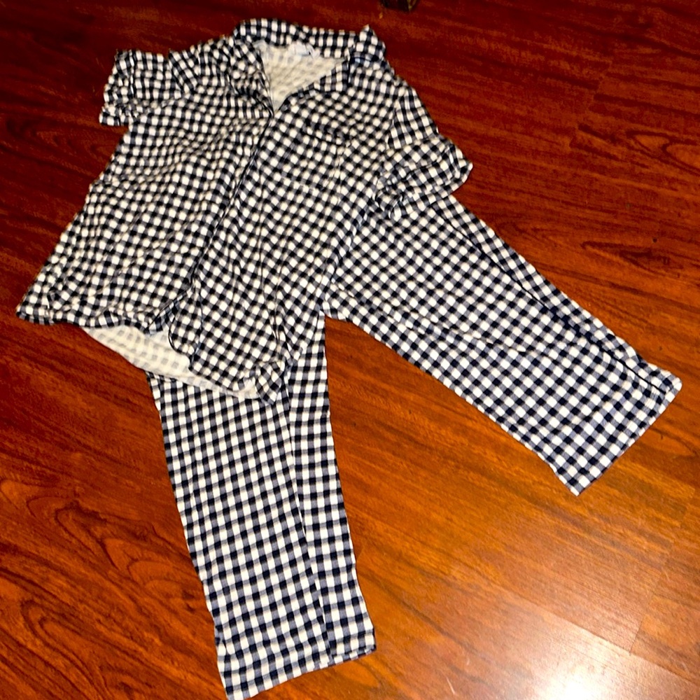 Liz Claiborne blue and white gingham pajama set. elastic waist & button-down top